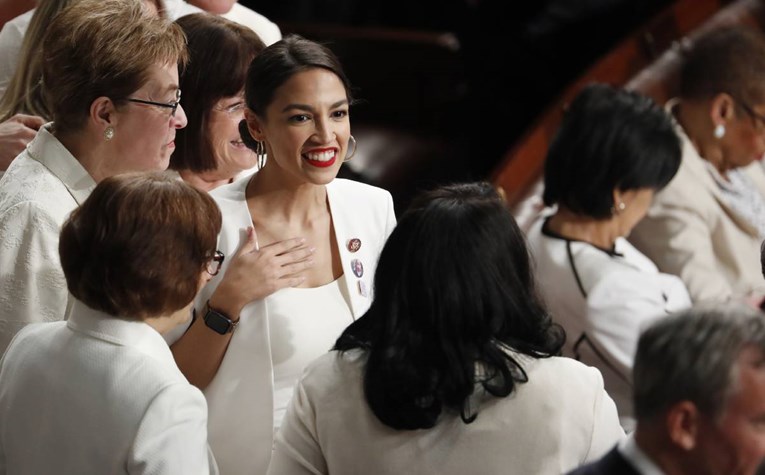 Zašto je toliko žena pred Trumpom u Kongresu nosilo bijelo?